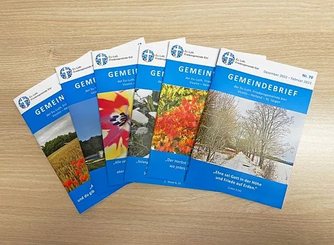 Reihe blauer "Gemeindebrief" Broschüren.